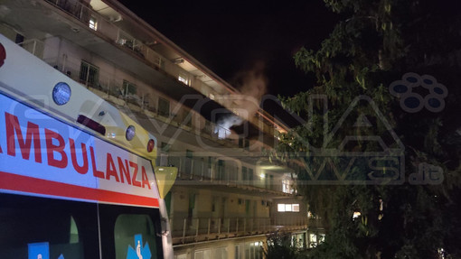 Pietra Ligure, incendio all'ospedale Santa Corona: 3 intossicati e 60 degenti evacuati (FOTO e VIDEO)