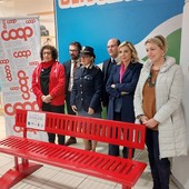 Savona, al centro commerciale &quot;II Gabbiano&quot; di Coop Liguria inaugurata la panchina rossa (FOTO e VIDEO)