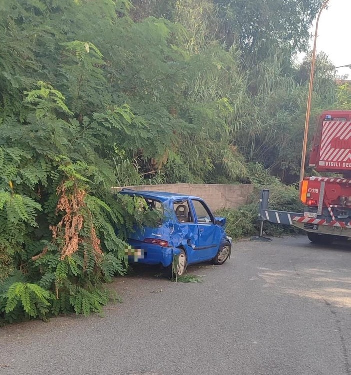 Celle, auto finisce nel torrente in via Sanda: soccorsi mobilitati