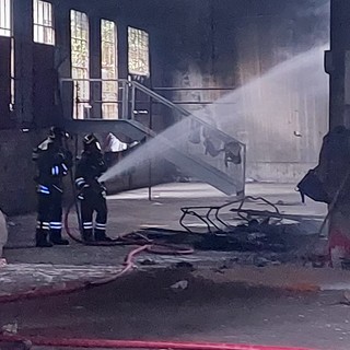 Savona, incendio in un magazzino edile in via Torino: i Vigili del fuoco sedano le fiamme