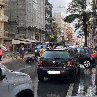 Pietra, scontro tra auto e scooter in corso Italia: soccorsi mobilitati