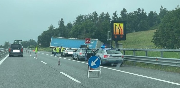 Mezzo pesante fuori strada sull’A6 all’altezza di Ceva, mobilitata la Polizia Stradale