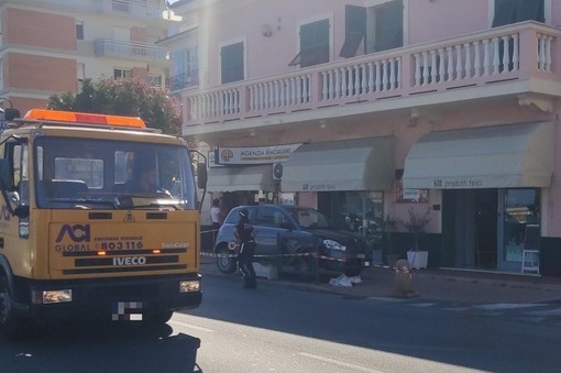 Pietra, auto si ribalta su un fianco: soccorsi mobilitati, un codice giallo al Santa Corona (FOTO)