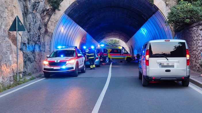 Sperona con l'auto una moto lungo l'Aurelia nella galleria Castelletto: due feriti a Finale