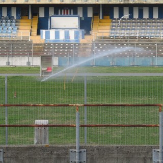 Irrigatori accesi giorno e notte nel Bacigalupo. La rabbia dei residenti: &quot;Uno spreco, con la crisi idrica che c'è&quot; (FOTO e VIDEO)