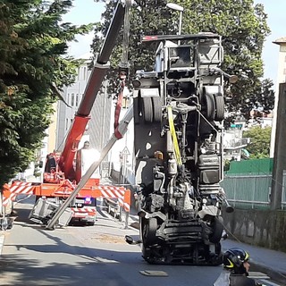 Incidente sul lavoro a Rocca di Legino: ribaltato un camioncino, operaio in codice giallo al Santa Corona (FOTO e VIDEO)