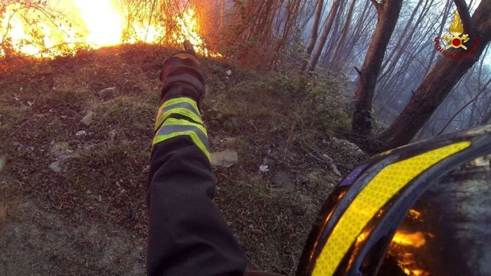 Alassio, piccolo incendio boschivo nella frazione di Solva