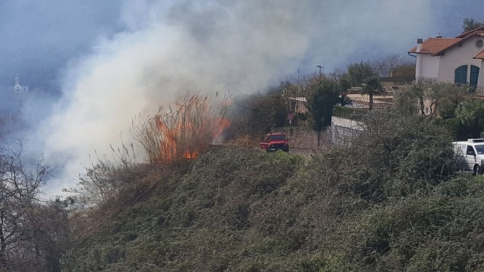 Finale Ligure, riprende vigore l'incendio di San Bernardino: intervento dei vigili del fuoco