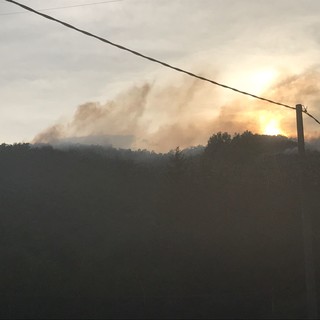 Incendio boschivo tra Giusvalla e Pontinvrea, operazioni di spegnimento rese difficili dal fortissimo vento