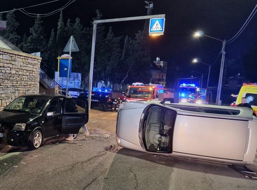 Auto cappottata in via Silvio Amico a Loano: tre feriti al Santa Corona (FOTO)