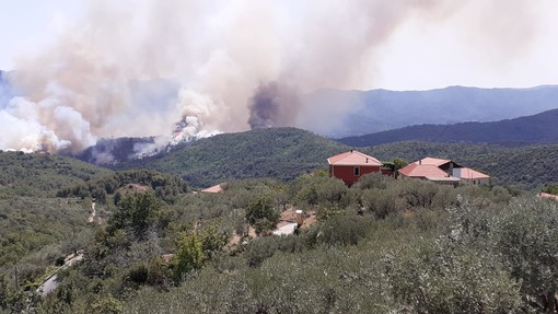 Incendio nell'albenganese: iniziato il rientro degli sfollati, in arrivo il terzo canadair (FOTO e VIDEO)