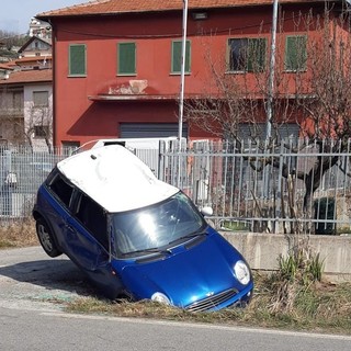 Auto esce di strada e finisce in una cunetta: schianto sulla Sp 29 a Carcare (FOTO)