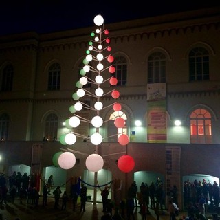 L'accensione dell'albero tricolore dà inizio al Natale di Cairo Montenotte