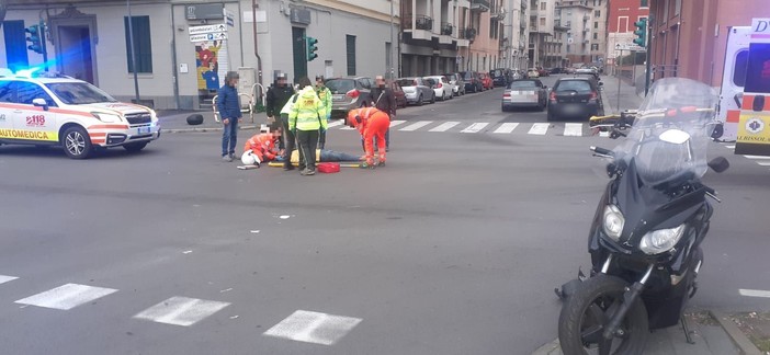 Savona, scontro tra auto e scooter in corso Ricci: un ferito in codice giallo (FOTO)