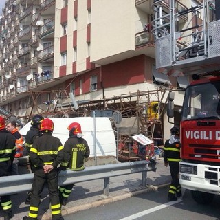 Savona, infortunio sul lavoro in via Nizza: restano gravi le condizioni dell'operaio