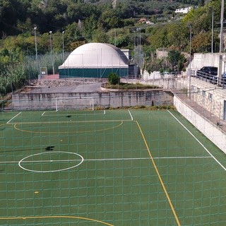 Nuove luci led e riqualificazione di spogliatoi e spazi comuni: il campo sportivo di Giustenice si rifà il look