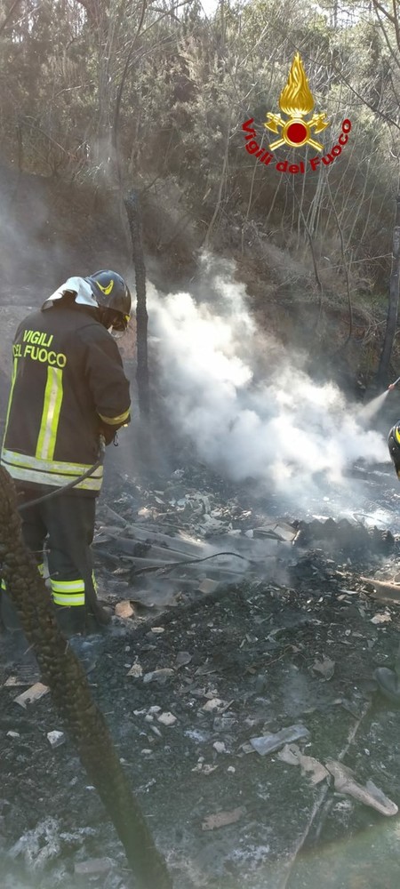 Savona, incendio baracca in località San Bernardo in Valle: mobilitati i vigili del fuoco (FOTO e VIDEO)