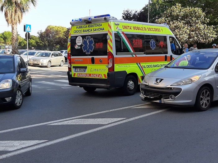 Savona, investimento pedonale in via Nizza: un ferito lieve (FOTO)