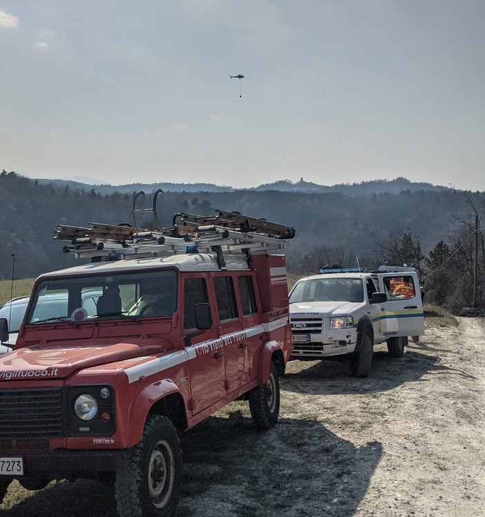 Incendio boschivo a Roccavignale, riprendono focolai: intervento dell'elicottero