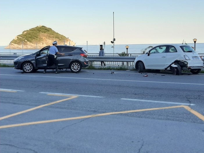 Auto si cappotta tra Bergeggi e Spotorno: mobilitati vigili del fuoco e 118 (FOTO)