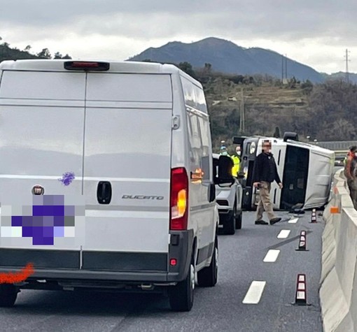 Furgone cappottato sulla A10 tra Finale e Pietra: autostrada chiusa in direzione Francia