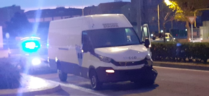 Savona, scontro tra scooter e furgone in corso Ricci: un codice giallo al San Paolo