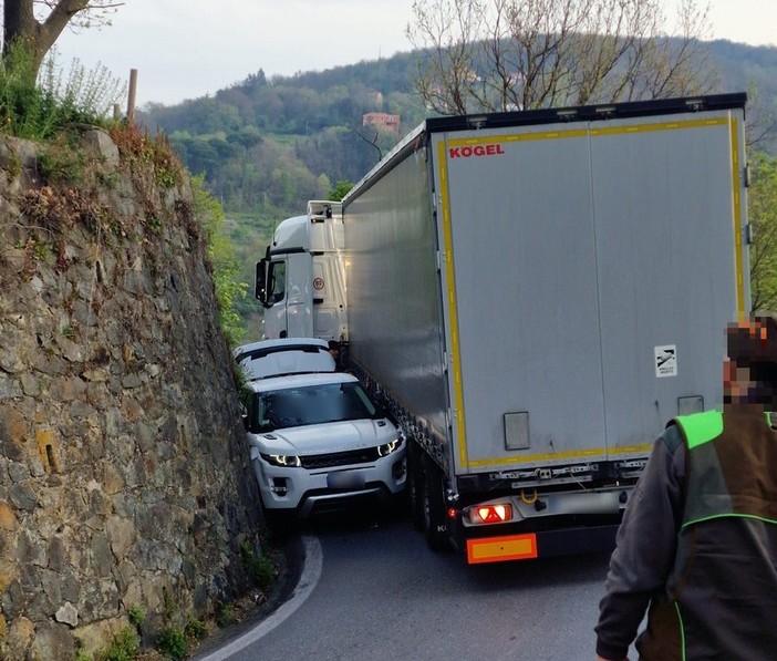 Stella, incidente sulla Ss 334: coinvolti un camion ed un'auto, donna in codice giallo al San Paolo