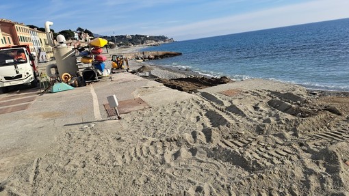 Celle, ripristino e creazione sistema a salvaguardia della condotta fognaria sulla spiaggia:ruspe al lavoro