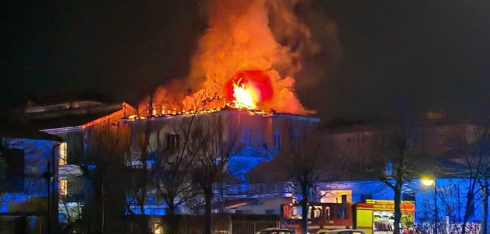 Carcare, incendio tetto in via Reggiardo: evacuati i residenti (FOTO e VIDEO)