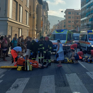 Nuovo incidente a Finale. Due pedoni investiti da uno scooter lungo l'Aurelia a Pia