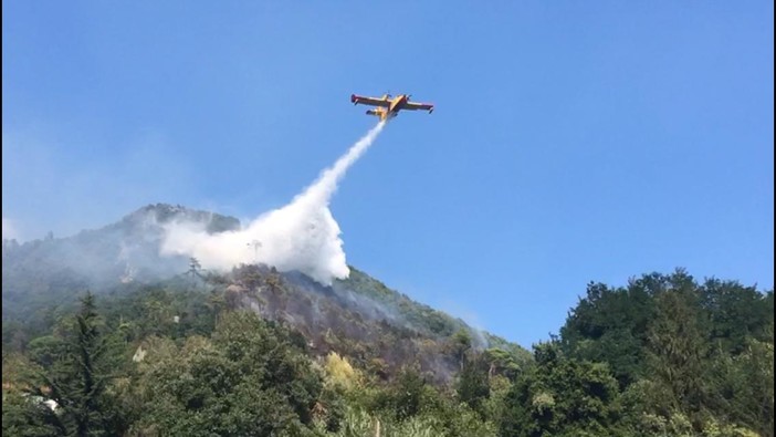 Ardono i boschi alle spalle di Varazze in località Campomarzio: vigili del fuoco e protezione civile sul posto (FOTO e VIDEO)