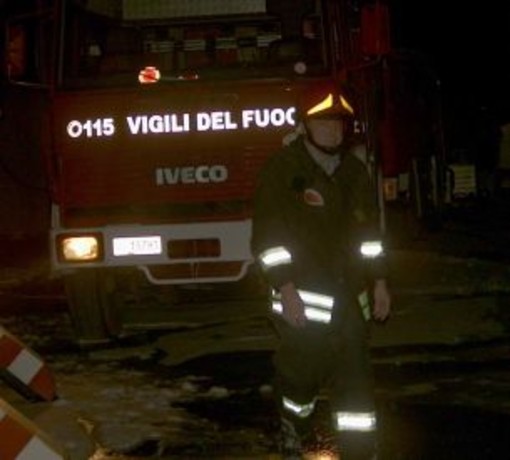 Dego: pompieri impegnati a Eirole per un rogo di baracca