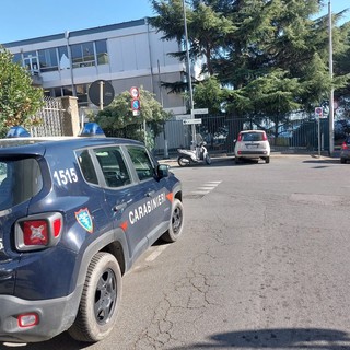 Savona, incendio nei pressi delle scuole &quot;Carando&quot;: edificio evacuato in via precauzionale