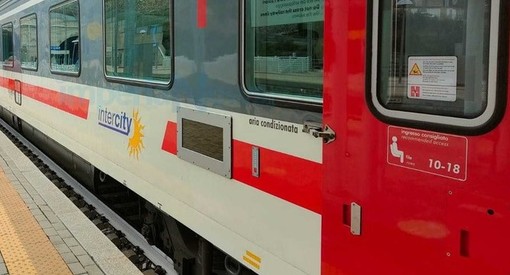 Malore a bordo, l'Intercity si ferma d'urgenza ad Albenga: anziano trasportato al Santa Corona