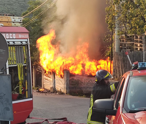 Finale, incendio in un deposito attrezzi: Vigili del fuoco in azione a Bracciale