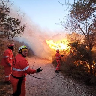 Incendio a Capo Noli: interviene il canadair (FOTO e VIDEO)
