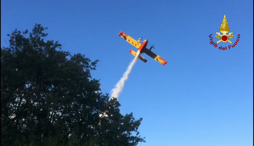 Sassello: prosegue la missione antincendio del Canadair (AGGIORNAMENTO)