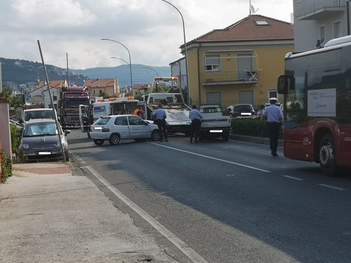 Loano, incidente tra due veicoli sulla via Aurelia: traffico in tilt (FOTO)