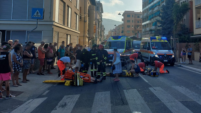 Nuovo incidente a Finale. Due pedoni investiti da uno scooter lungo l'Aurelia a Pia