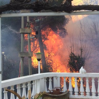 Sotto controllo gli incendi di Andora e Testico, a preoccupare è ancora il forte vento