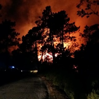 Incendio a Feglino: continua il presidio dei vigili del fuoco