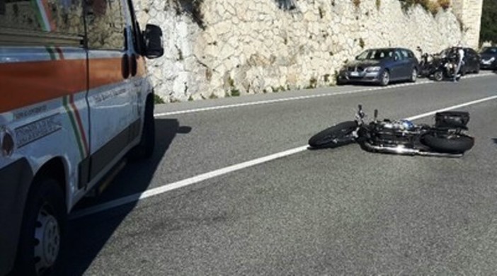 Scontro in curva tra auto e moto a Sassello: grave il centauro all'ospedale San Paolo