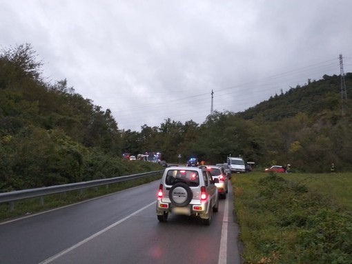 Grave incidente sulla Sp 42 a Cosseria: muore il conducente di un'auto, un minore al Gaslini in elisoccorso