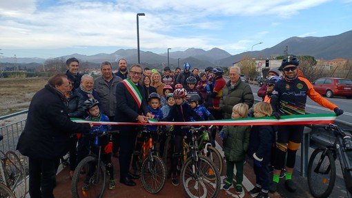 Albenga, inaugurata la pista ciclabile che collega il centro a Leca e Bastia, il sindaco: “Avrà importante valenza turistica”