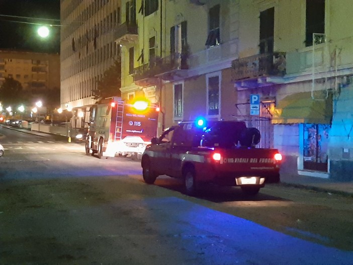 Savona, a fuoco una tenda in via Sormano: intervento dei vigili del fuoco (FOTO)