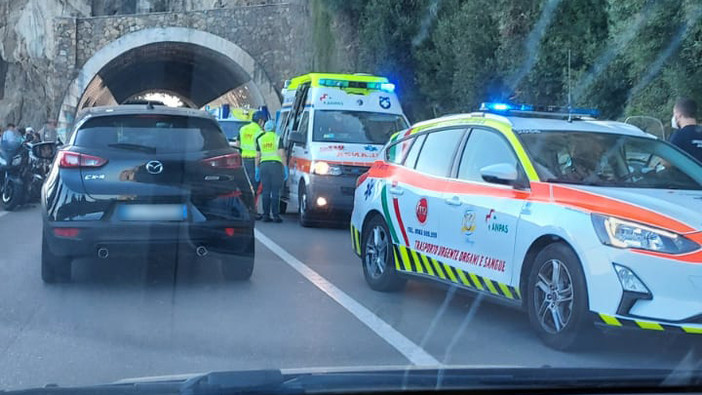 Finale, scooter travolge bicicletta all'altezza del Castelletto: entrambi i conducenti in codice giallo