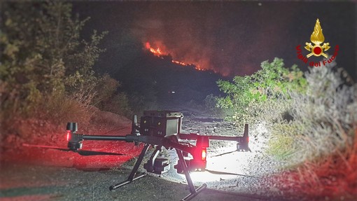 Arnasco, sotto controllo ma sempre attivo l'incendio boschivo: canadair mobilitato