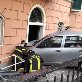 Celle, auto sbanda e si schianta contro un palazzo in via Matteotti, leggermente ferita la conducente