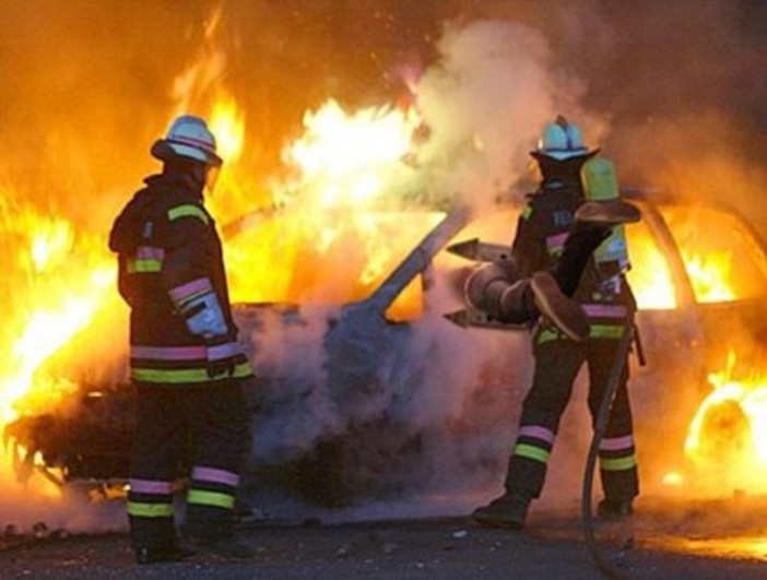 Albenga, auto a fuoco in Viale 8 Marzo: individuato il piromane