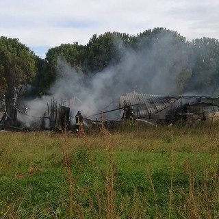 Albenga, baracche in fiamme in regione Vadino: intervento dei Vigili del Fuoco